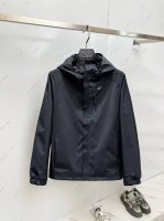 阿玛尼 2025春季新款夹克外套，秀场新品品相非常完美，舒适保暖，三标齐全色泽饱满诱人，非常出彩的设计，轻松将时髦感进阶，做工极为考究严谨，走线工整细致！大牌设