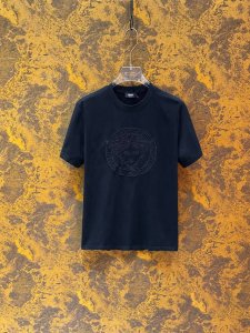 范思*Versace 25Ss春夏新款首发专柜最新款短袖圆领T恤 高端订制 设计前卫时尚！品牌Logo重工艺设计 高端定制240克面料.手感柔软.穿着舒适.专柜