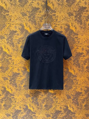 范思*Versace 25Ss春夏新款首发专柜最新款短袖圆领T恤 高端订制 设计前卫时尚！品牌Logo重工艺设计 高端定制240克面料.手感柔软.穿着舒适.专柜