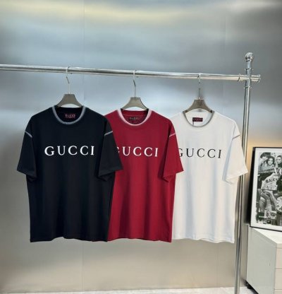 Gucc*古-齐25S新款短袖T恤.男女同款！经典Logo字母烫画设计.领口喷绘搭配简单高级.260G纯棉面料.柔软舒适感满满.高级感强！整体视觉简单而不单调.