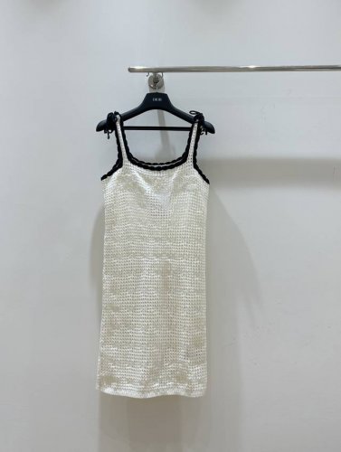 夏季新款来袭 Celine镂空吊带背心裙，轻盈透气，时尚镂空设计，展现优雅锁骨，清凉一夏的必备单品。