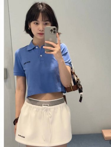 Miumi* 25Ss春夏新款 短款polo立领短袖上衣 原版开发 高版出品 采用珠地全棉材质 领口半开襟钮扣处理 随意调节 成衣胸前字母标识 低调彰显了品牌个