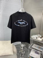 P230 Prada普拉达 2025Ss春夏高品质高克重索罗纳纯棉T恤，工艺品级别，重工工艺，尊享好货，车线做工符合精品要求，超级好搭配，品质及剪裁设计都堪称一