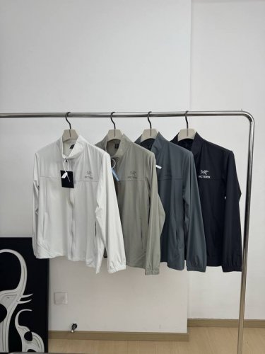 供 鸟家 轻量化立领凉感防晒衣情侣款 颜色：黑色 白灰 白浅绿 墨绿 尺码：L到4Xl 户外轻量化凉感， 采用功能性专业户外防晒型针织材料 88的锦纶和12的氨