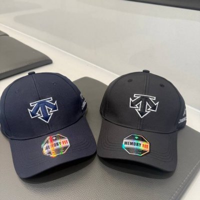小东西不议价 Descente Element系列迪桑特刺绣棒球户外运动帽-代工厂P出品 ， 代工厂P出来的货，五金材质开模定制 最高诠释！ 颜色，：黑色 藏青
