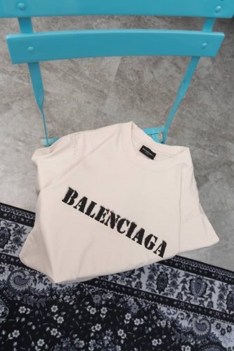 款M49 巴黎世家 巴黎世家 Balenciaga 新款破洞直喷短袖 袖口下摆采用磨烂工艺双线的针法加持走线平直 采用纯棉面料 经过精纺工艺制成 质地紧实 手感