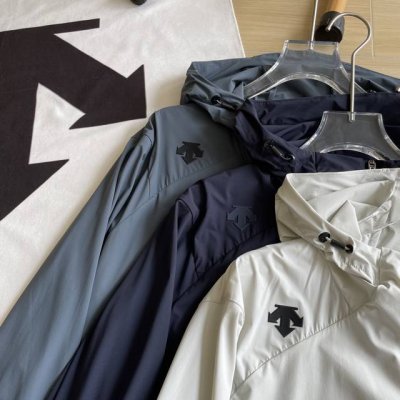 细节图 夏季防晒服Descente 迪桑特 三色男女子梭织透气薄款运动连帽外套皮肤衣 功能性梭织运动上衣采用优质拉伸性面料 搭配动态裁剪版型 贴合肩部、手臂等关