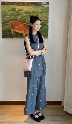 爆款来袭 高级复古盘扣立体梅花绣花显瘦上衣+阔腿裤套装 全身点缀小巧图案 增添细节巧思 整体风格休闲又不失雅致 日常出街或休闲聚会皆适宜 Smlxl