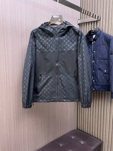 Lv 2025春季新款夹克外套 秀场新品品相非常完美 舒适保暖 三标齐全色泽饱满诱人 非常出彩的设计 轻松将时髦感进阶 做工极为考究严谨 走线工整细致 大牌设计