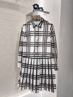 P340Burberr*2025新品上架 格纹翻领连衣裙 定制Yb进口斜纹稠材质 养肤舒适 垂顺十足 翻领百褶连衣裙剪裁 通体经典品牌格纹元素满铺 装饰战马徽标