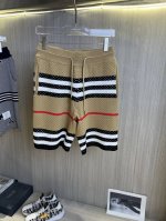 Burberry巴宝莉 经典款2025Ss新款针织短裤，定制面料采用威化布织法，提花针织工艺，版型紧致立体，4杠拼接，定制裤绳五金质感强，顺滑，上身舒适透气，凹