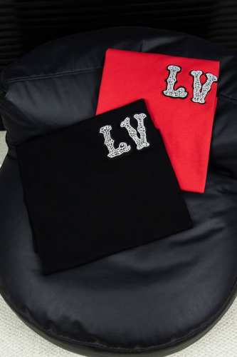 顶级版本-款号W44 Louis Vuitton 路易威登 新款刺绣贴饰棉质珠地T恤 Louis Vuitton法国路威酩轩集团-Lvmh旗下品牌 著名奢侈品箱