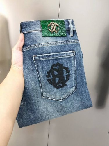 卡沃利春夏新款男士修身小脚牛仔裤 官网同步简洁时尚 爆款 高端定制 原单狠货 后裤袋绣Logo图案设计 定制进口丹宁水洗牛仔纯棉面料 原版辅料 做工精细 酷劲活