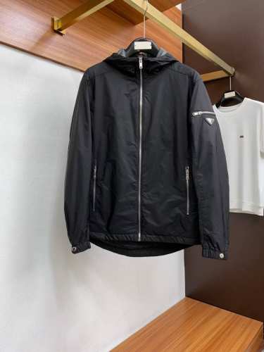 prada 普拉达 秋季Gw专柜新款 Prada家族年度高端系列 原单奢华时尚休闲男士高端连帽风衣外套夹克。 精致原单辅料+聚酯纤维面料，简洁原版Logo设计更