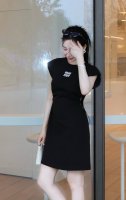 新品上新 Miu Miu 缪缪 字母刺绣收腰连衣裙 高级定制 新款发售缪缪25Ss新款连衣裙 懒人出街Op裙 这一条太适合日常了 轻松打造休闲和慵懒时髦感 版型