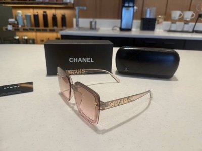 上新！ ，配专柜包装盒！Chanel香奈儿女款偏光太阳镜墨镜 ！作为一个时尚弄潮儿的公主出门在外必不可少的一样单品就是墨镜。一副好的墨镜不仅仅是给外表加分的时尚
