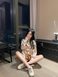 saint La*Rent 植绒醋酸衬衣 夏日刚需丝滑面料 定制浮雕扣子 舒适度和颜值都是满分 超百搭