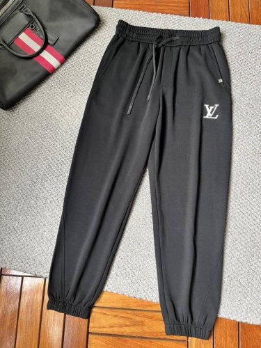 lv春夏25Ss休闲裤金典再次出现，原单订制高品质时尚休闲裤。超级百搭款。独家定制面料，挺阔有型，贴身舒适。原版定制专柜最新五金辅料。超靓版型、上身显腿修长，內