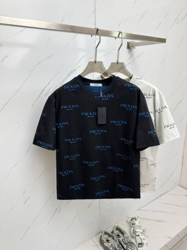 prada 2025春夏新款首发专柜最新款短袖圆领T恤 高端订制 设计前卫时尚 品牌Logo重工艺设计 高端定制280克面料.手感柔软.穿着舒适.专柜级别精致车