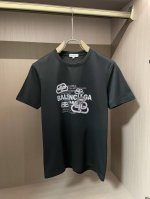 巴黎世家 2025春夏新品 经典百搭款 圆领短袖T恤 每年必出的单品！简单大方设计 干净利落剪裁 采用进口顶级丝光面料 柔软细腻 男人的衣柜都少不了基础 随时随