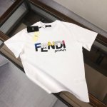 fendi 芬迪 最新款情侣款圆领短袖 情侣T恤 春夏新品 高品质 时尚百搭潮款 定制进口面料 立体字母撞色Logo印花工艺 穿着舒适 透气 时尚不失个性 上身