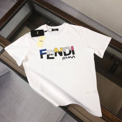 fendi 芬迪 最新款情侣款圆领短袖 情侣T恤 春夏新品 高品质 时尚百搭潮款 定制进口面料 立体字母撞色Logo印花工艺 穿着舒适 透气 时尚不失个性 上身