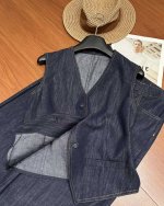5春夏更新-牛仔马甲套装 68%棉 22%天丝10%亚麻 随性与精致交织，这套牛仔马甲与长裤组合，是洒脱态度的时尚注脚。经典牛仔蓝，复古韵味拉满。利落马甲剪裁，