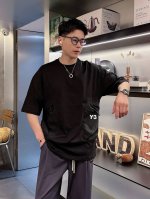 y3新款短袖T恤，迎来这一季的销量榜首冠军首位，采用纯棉工艺面料，面料亲肤具有透气性好，高弹力手感柔软舒适，并且超级百搭好看，衣身延续了家族经典的微落肩设计，整
