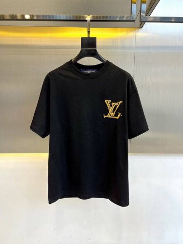 10V 春夏新款印花标识装饰短袖T恤 客供进口100%全棉材质制成 面料手感丝滑柔软 透气亲肤性极佳 着身无比的舒适 整体质感相当之高 衣身胸前标志性徽标Log
