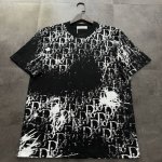 爆款推荐 Dior 迪奥2025新款满印Logo短袖T恤 高版本高品质原版面料 网红明星同款 定制32支双纱280克重棉 前幅后幅印花+喷墨工艺 手感非常舒服