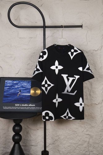 款号 M092 Louis Vuitton 路易威登Lv 25Ss新款经典老花字母渐变Logo满印短袖圆领T恤 面料采用320G 100%纯棉双纱面料 同缸定染