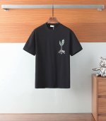 Dior 迪奥 25Ss夏季新款圆领短袖T恤！280克重磅高端纯棉面料，手感质感都极完美！修身裁剪设计干净利落！时尚又好看！走线做工非常精致！版型效果超赞！而且
