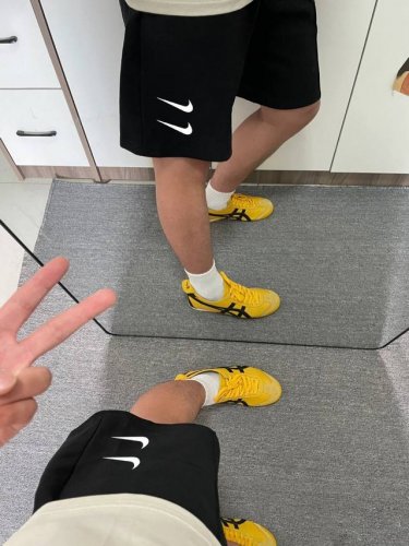 耐克Nike最新款基础裤腿双勾字母印花男女情侣同款短裤 不要说你不喜欢这条裤子 简单的版型加上精致的贴布设计 就用两个字绝了 大牌的版型真的无可挑剔 不同于市面