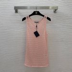 款号D25042320 Prad*A新款 P家定制经典三角标Logo装饰、网眼编织镂空透视性感时尚无袖针织背心P！蓝色、粉色、 M码：胸围78，衣长62 面料弹