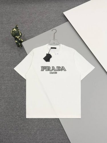 高品质 prada 普拉达胸前刺绣直喷新款T桖 25Ss春夏新品 胸前数码直喷后采用万针刺绣 后幅破旧三角图案 采用环保染料 无甲醛 对身体无危害 采用32支2