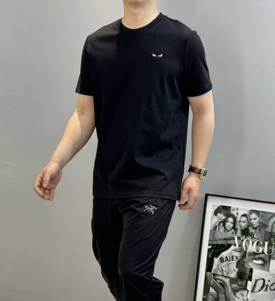 上衣 裤子 Fend*芬-迪25S春夏新款圆领短袖.简约基础款！极为经典小怪兽绣花是整个造型的亮点.对于Fd的经典演绎.优质240G冰棉布制成.机织技术 相比于
