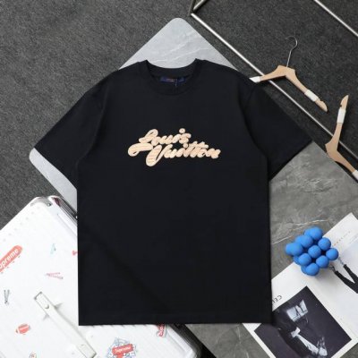 上新 顶级复刻 高端定制 Louis Vuitton 路易威登 新款金色刺绣Logo圆领短袖T恤 颜色: 黑色 白色 购入原版开模打造，全套定制辅料，细节决定成