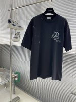 Dior 热卖款 25S字母手绘签名Logo图案 作为奢侈界的龙头，D家可谓是当之无愧了，而今天要说的这件作品，首先映入眼帘的就是宽松舒适的黑白纯色两大版型~~