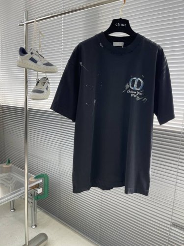 Dior 热卖款 25S字母手绘签名Logo图案 作为奢侈界的龙头，D家可谓是当之无愧了，而今天要说的这件作品，首先映入眼帘的就是宽松舒适的黑白纯色两大版型~~