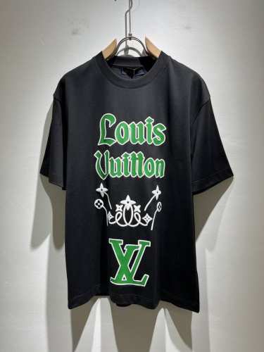 Louisvuitt*路易*登 2025春夏全新系列单品上线，非常时髦前卫的一款男女同款短袖T恤，标识Logo图案印花修饰！区别于以往的不同，宣示品牌传承多年的