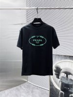 普拉达 Prada 2025新款 圆领 短袖 T恤 ，高端版本！专柜定制面料 透气舒适度高，细节无可挑剔，品牌元素设计理念，体现高品质。手感细腻柔软！呈现休闲裁
