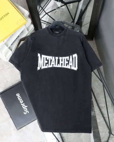 Balenciaga巴黎世家2025新款水洗款贴布绣Logo 圆领短袖T恤 采用特定重磅32S精棉平纹针织面料，300克重；搭配32S+70D拉架螺纹，300G