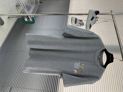 loew X Suna Fujita 刺绣短袖 定制灰缎雅韵棉 细腻柔软 舒适贴肤 Loew X Suna Fujita 合作系列作品 胸前标志性 Loew A