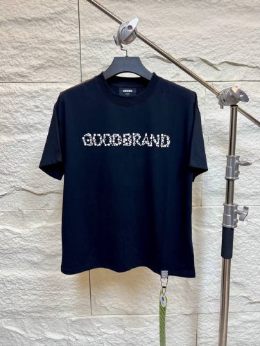 奢级平替 明星同款珠片Logo短袖T恤 顶流明星私服同款 国潮圈新晋顶流单品 以精湛工艺与设计美学迅速走红 不过高昂的品牌溢价让众多潮流爱好者望而却步 现在 我