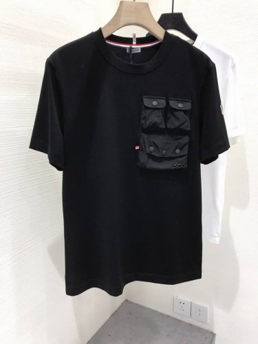 新品 -Mon家族男士时装款圆领短袖T恤，顶级贸易公司货，纯正血统品质，25年春夏新品，官方同步，明星级热卖单品！ 极符合M家美学基调的一款T恤，造型设计画风完