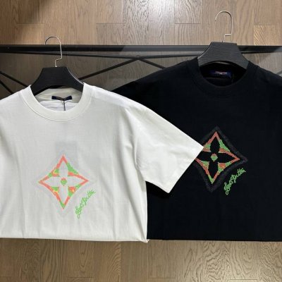 Lv 路易威登2025春夏季烫钻四叶草Logo短袖T恤 胸前采用驴家专属Logo设计，七彩烫钻设计，高版本打造，前后呼应，面料采用双股螺纹高克重打造，柔软透气，
