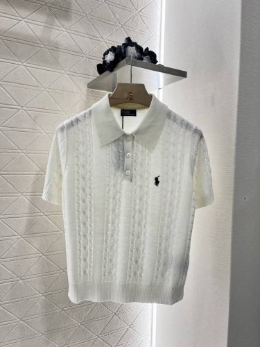 Ralph Laurrn*2025新品上架 针织翻领短袖 定制Yb全棉纱线织造 透气舒适 弹力好穿 针织翻领半开襟上衣剪裁 通体利用钩针肌理交织 勾勒出绞花纹理