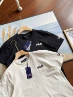 2025年新款Fila 斐乐 字母款手感超舒适男女同款短袖上衣 这一次，我们为男女情侣们精心准备了多款时尚、百搭的黑色和白色字母短袖，让你们在炎炎夏日中尽显高级