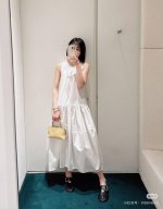 jil*新品上架 素色压褶背心裙 定制Yb进口斜纹绵毛材质 质感高级细腻 通体黑白素色可选 宽边肩带处理 配合居中聚拢褶皱设计 增添造型层次感 修饰肩颈线条更显