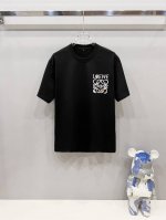 loe罗意威高定面料 2025春夏新品上市时尚经典圆领短袖时尚单品设计，更加时尚舒适，高标准定制，上身非常有型，采用重磅280G双纱精梳棉材质 面料质感非常细腻